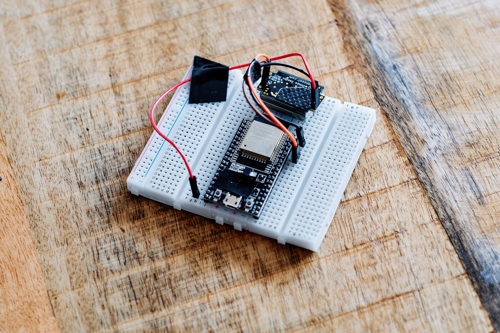 De SenseAir S8 CO₂-sensor bovenaan verbonden met de ESP32-ontwikkelingskit onderaan. De software die op de microcontroller wordt geflasht, leest de CO₂-sensorwaarden uit en stuurt deze via Wi-Fi naar een Home Assistant-server.