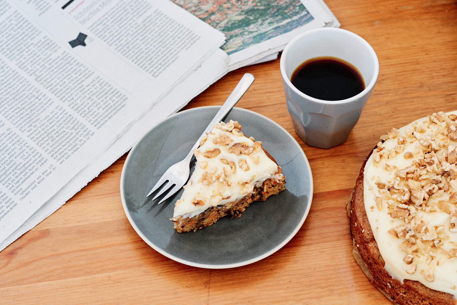This delicious vegan carrot pie combines the warm flavors of spices, super soft and creamy cake and an airy cream cheese frosting.