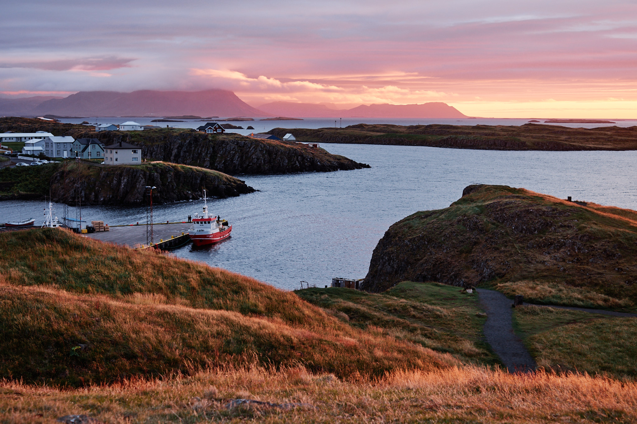Zonsondergang in Stykkishólmur, gelegen op het schiereiland Snæfellsnes. Je kunt hier gemakkelijk meerdere dagen doorbrengen.