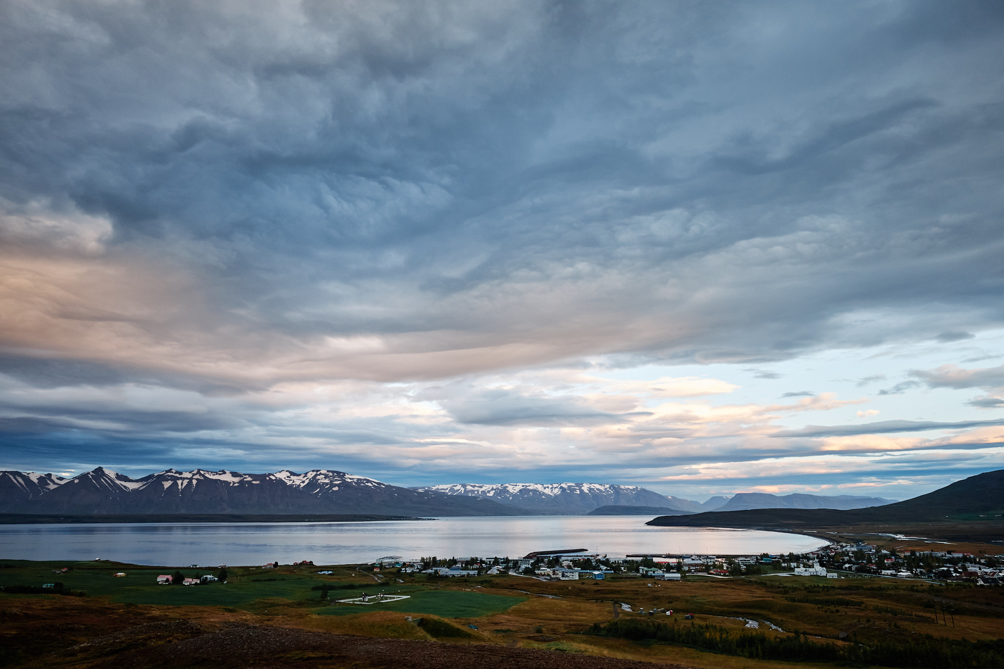 Het kleine dorpje Dalvík in het noorden van IJsland, op het schiereiland Tröllaskagi.