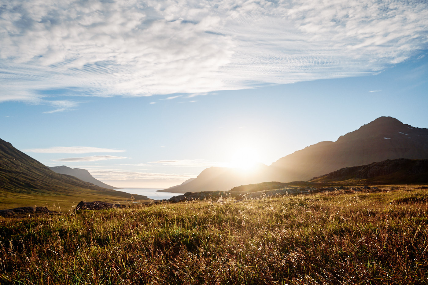 Een ochtendwandeling in de fjorden van Seyðisfjörður. De veerboot uit Denemarken en de Faeröer komt aan in deze stad.