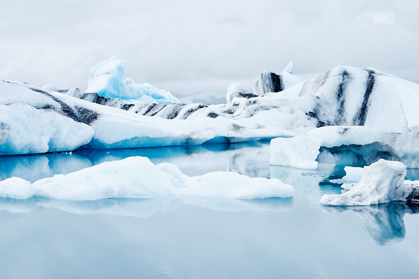 IJsbergen drijven voorbij in Jökulsárlón, het grootste gletsjermeer in IJsland. De omvang van het meer is sinds de jaren 1970 verviervoudigd.