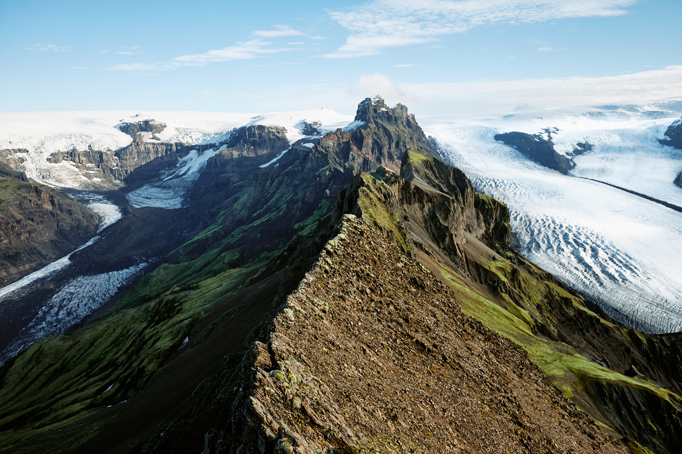 Na een steile klim bereik je de top van Kristínartindar, met een helder uitzicht op IJslands grootste gletsjer Vatnajökull.
