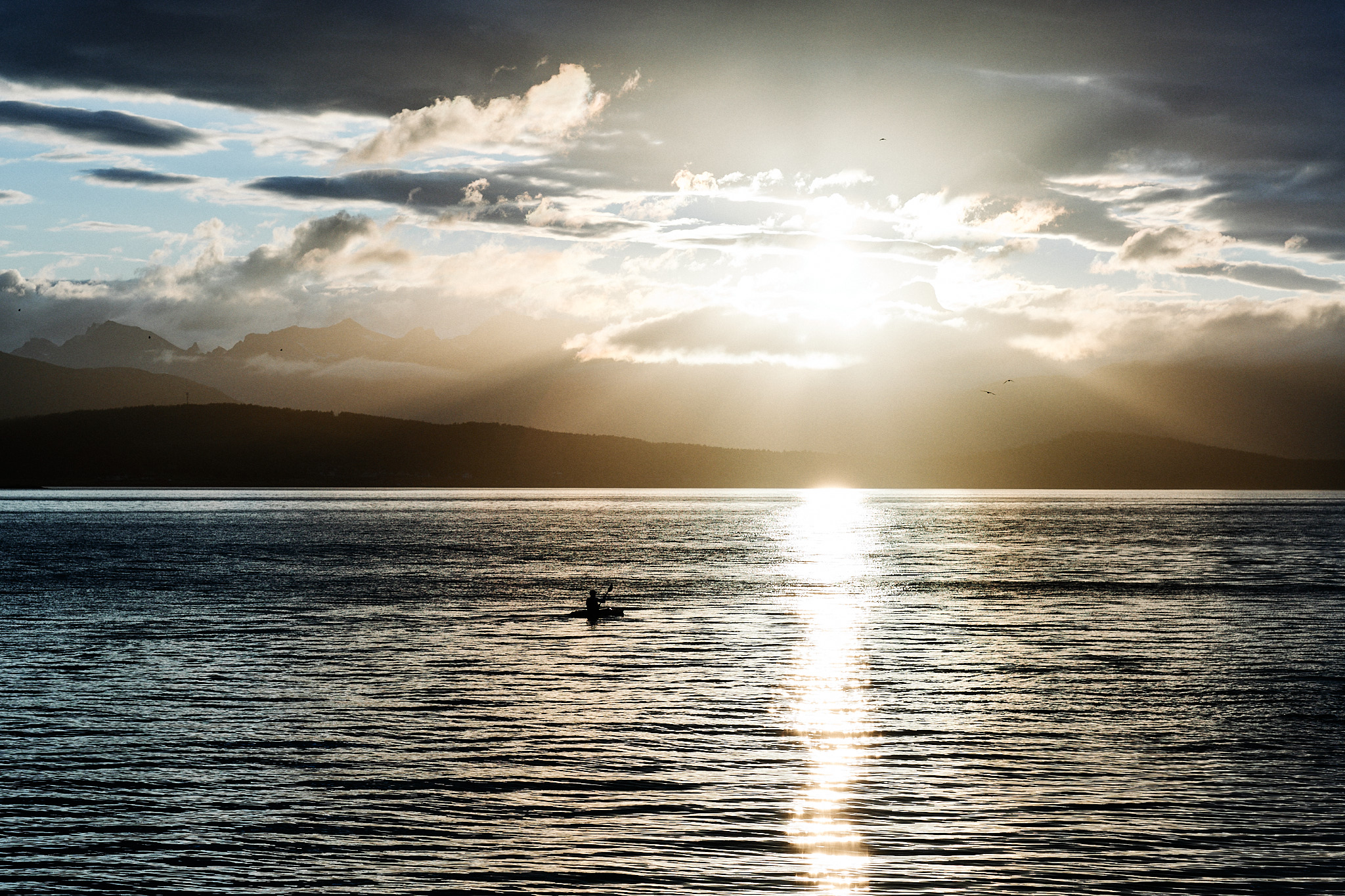 Vanuit Folkeparke in Tromsø heb je mooie vergezichten op de bergen bij zonsondergang.