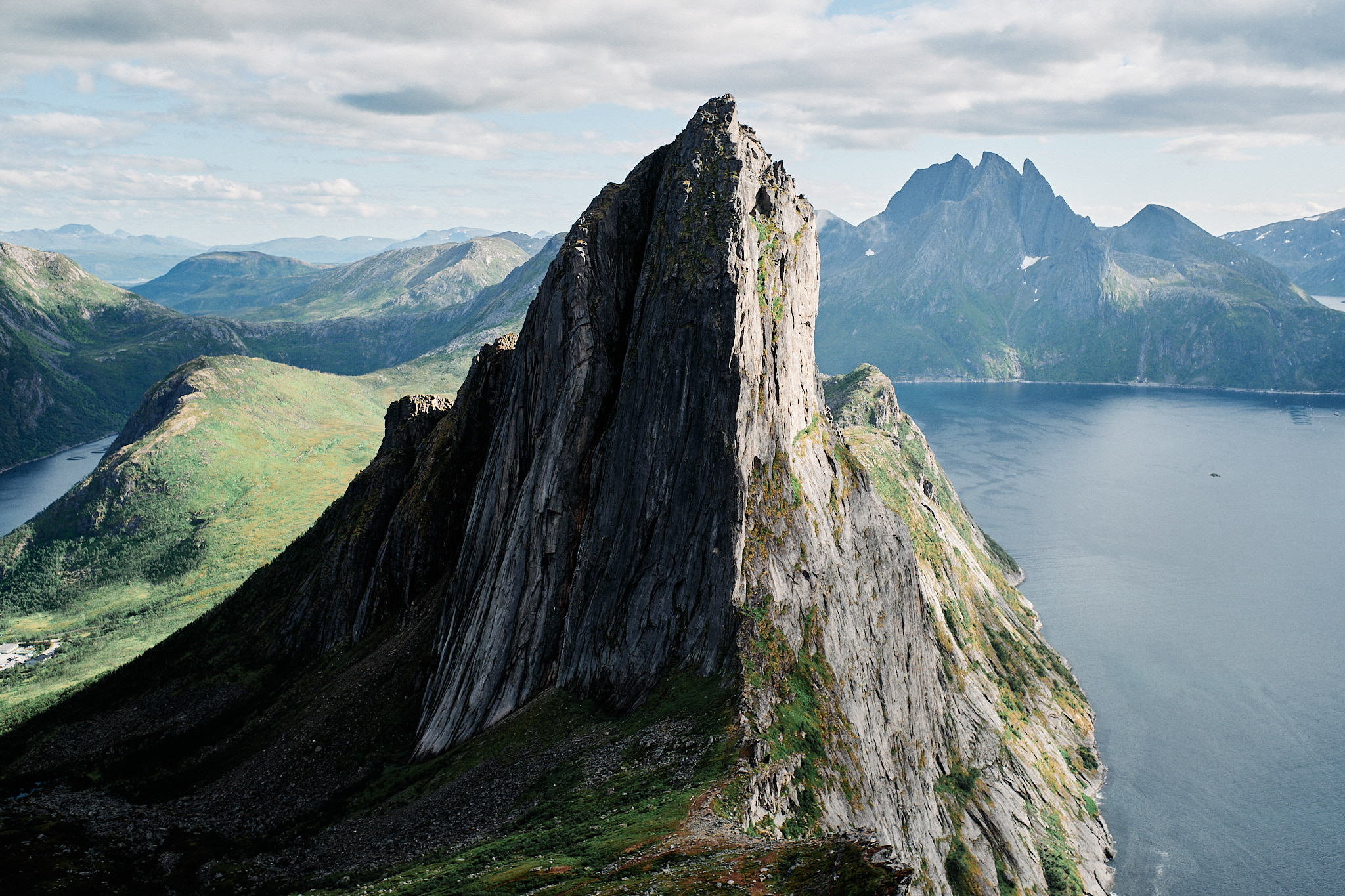 De Hesten hike vonden we de meest indrukwekkende op Senja. Je hebt er een mooi uitzicht op Segla.