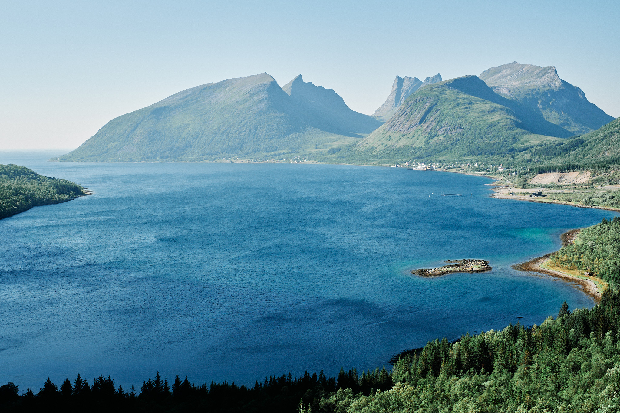 Een aantal foto’s van de Husfjellet hike en vanaf het Bergsbotn uitzichtplatform.